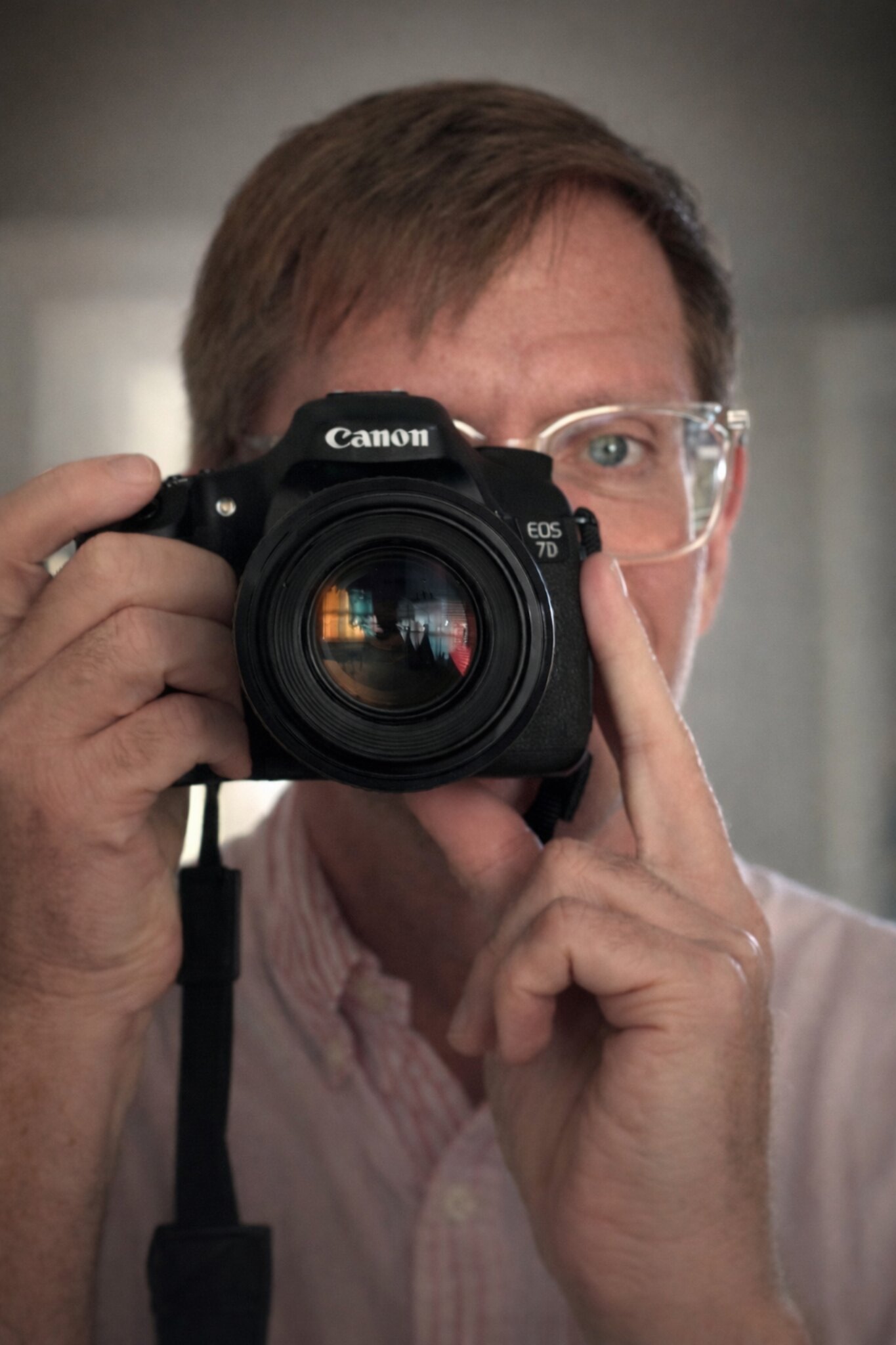 Portrait of Marc Pinter holding a camera.